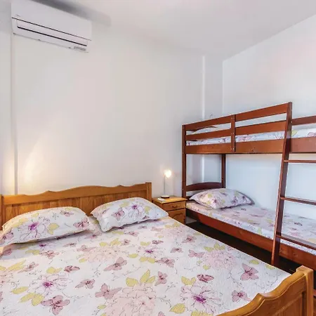 Three-bedroom In Apartment Novi Vinodolski